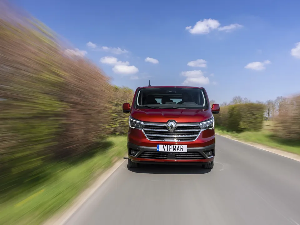 Bus VIPMAR Tour w trasie nad wybrzeżem - Renault Trafic w kolorze srebrnym