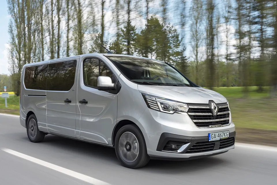 Srebrny bus Renault Trafic z floty Vipmar Tour w trasie